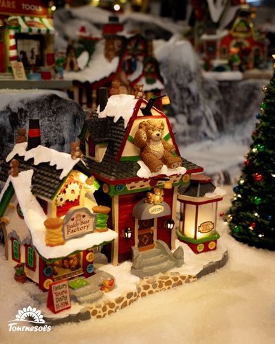 Village miniature Lemax au décor de Noël féerique.