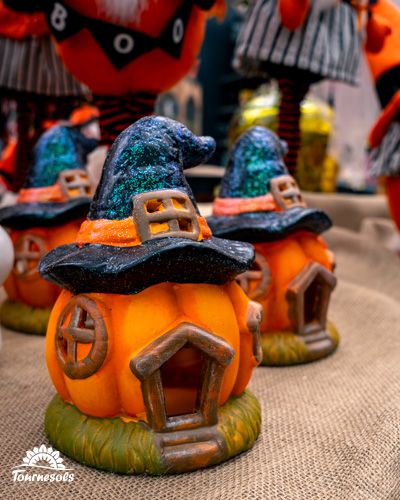 Maisons-citrouilles chapeautées exposées chez Tournesols pour Halloween.