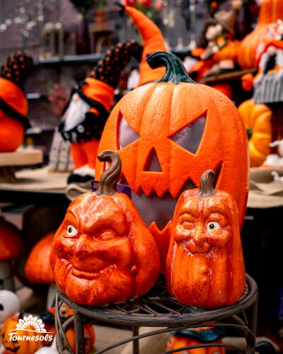 Décorations de citrouilles souriantes et effrayantes pour Halloween.