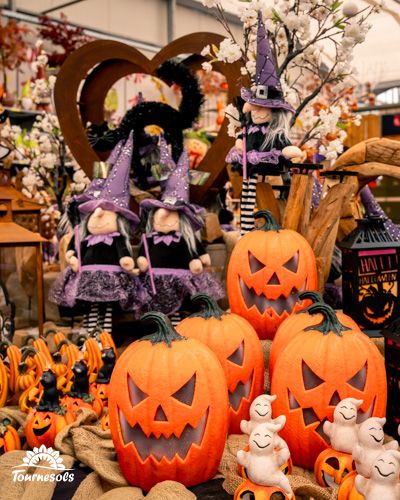 Décoration Halloween avec citrouilles souriantes et sorcières chez Tournesols.