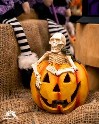 Citrouille Halloween avec squelette et corbeau, sur fond de tissu en toile de jute.