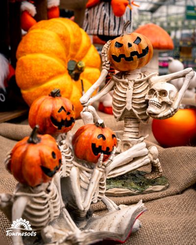 Squelettes à tête de citrouille en décoration pour Halloween.