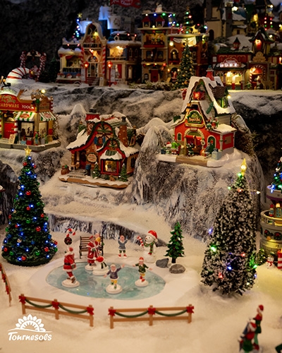 Village miniature Lemax illuminé avec patinoire et maisons enneigées, modèles d’exposition en déstockage