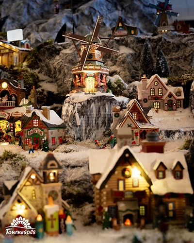 Village miniature Lemax enneigé avec moulin lumineux et maisons décorées