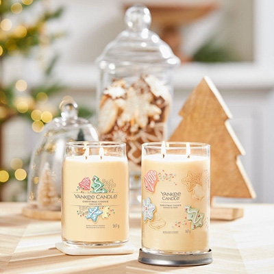 Promo Yankee candle dans vos jardineries Tournesols - Senteur Christmas Cookies : Gousse de vanille crémeuse, noix de muscade, cannelle