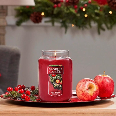 Bougie Yankee Candle - Promo de novembre 2025 - Red Appel Wreath, pommes dorées, feuille de cannelle, clou de girofle