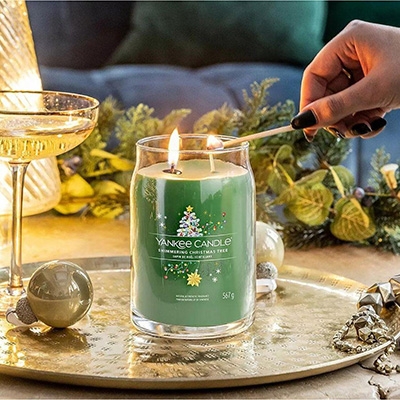 Promo Yankee Candle dans vos jardineries Tournesols - Senteur Shimmering Christmas Tree : Aiguilles de sapin, bergamote, verdure fraîche
