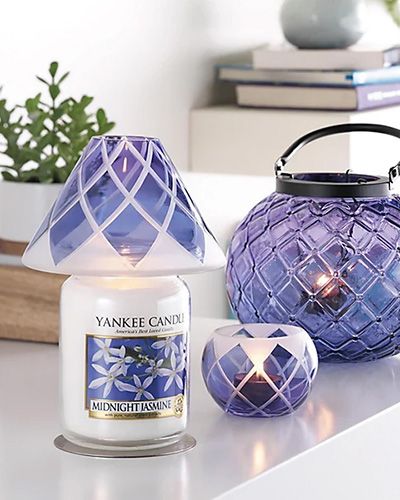 Bougies Yankee Candle avec motifs bleus sur une table.