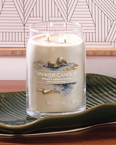 Bougie Yankee Candle sur un plateau avec décor moderne en arrière-plan.