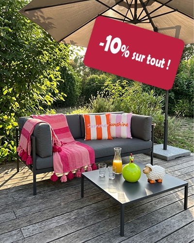 Ensemble table et chaises de jardin grises sous parasol sur terrasse en bois.