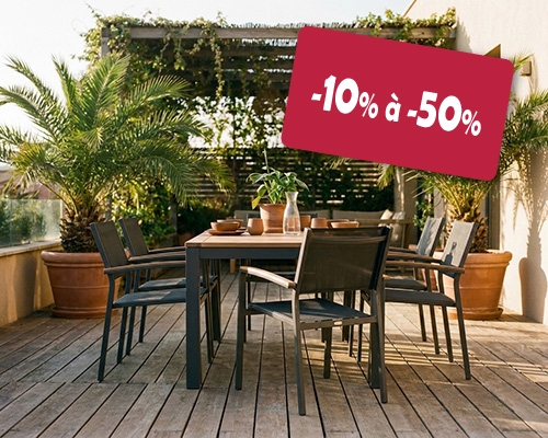 Aménagement de terrasse avec table et chaises en métal et bois, grands palmiers en pots et pergola végétalisée.