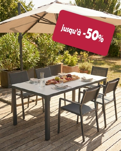 Ensemble table et chaises de jardin grises sous parasol sur terrasse en bois.