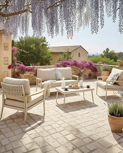 Grande table de jardin rectangulaire avec des chaises assorties et un parasol déporté sur une terrasse en bois.