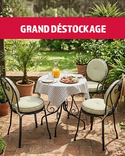 Trois chaises bistrot en fer forgé avec coussins rayés verts et blancs, sous une bannière rouge 