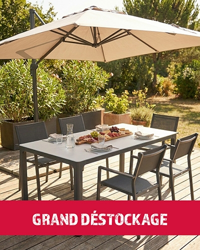 Ensemble table et chaises de jardin sous un grand parasol déporté, avec une bannière 